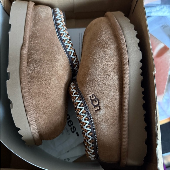 UGG Tan Rubber Sole Footwear and boots - Picture 1 of 8